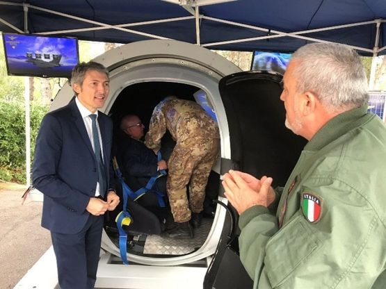 Nassiriya, a Camerota l’abbraccio del ministro Boccia ai genitori del caporale Petrucci