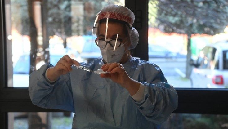 Ragusa, infermiera rinvia vaccino e si ammala 