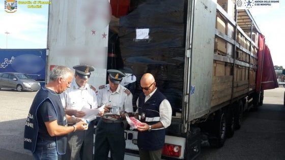 Brindisi, tir carico di merce contraffata fermato al porto: 4 denunciati