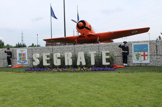 Segrate, nella rotonda c'&egrave; un vero aereo anni Trenta