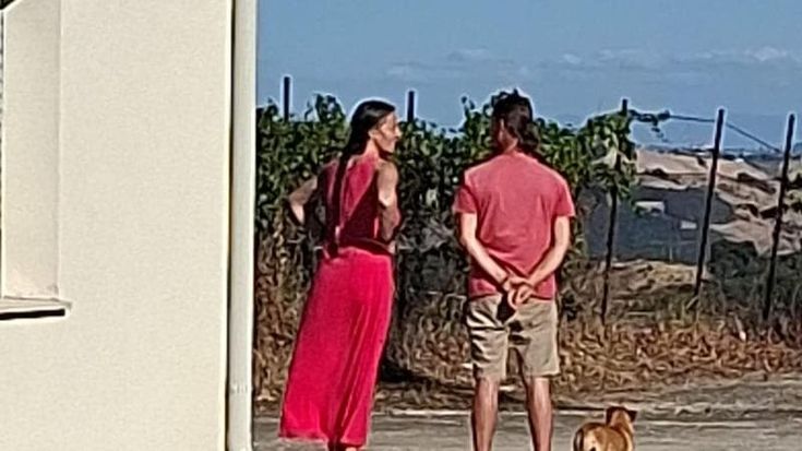 La famiglia nel bosco, troppi cronisti e curiosi: salta l’incontro a casa tra Nathan, Cate e i bimbi