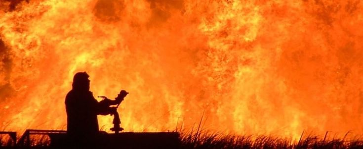 Italia tra siccità e incendi: in Gallura hotel e case evacuati, il caldo causa morìa di pesci in Toscana