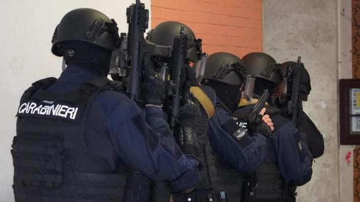 Ostia, maxi blitz nel fortino del clan Spada: 17 arresti e 42 persone denunciate
