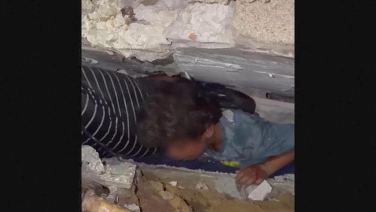 Gaza City, il salvataggio del bambino nel palazzo crollato mentre i soccorritori scavano a mani nude