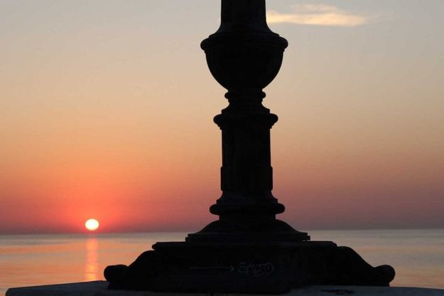 La prima alba dell'estate, sul lungomare di Bari uno spettacolo magnifico