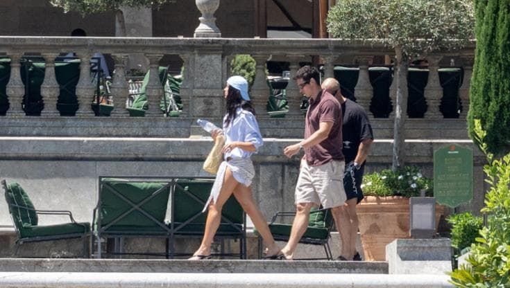 “Energia alta, ora lo show”. Dua Lipa si prende Palermo, assedio di tv a Villa Igiea