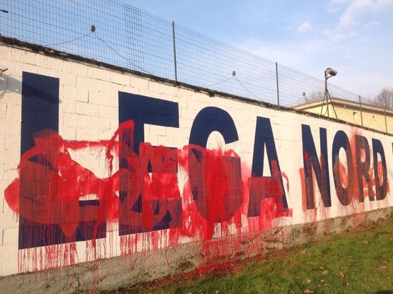 Salvini e Le Pen a Milano, imbrattata la sede della Lega Nord