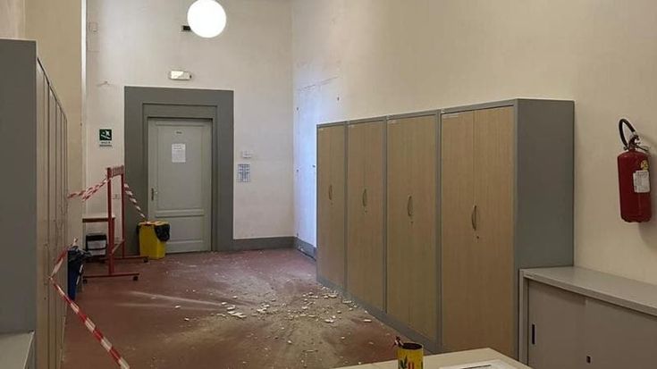 Intonaco cade dal soffitto al liceo Machiavelli, studenti in sciopero. La Città Metropolitana: “Situazione sotto controllo”
