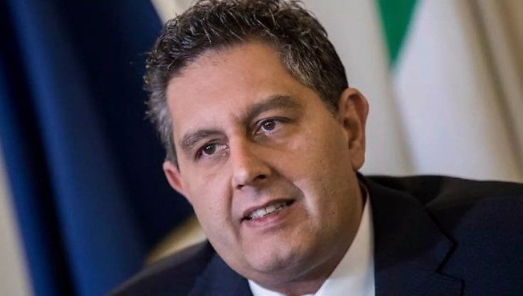 Giovanni Toti: "Senza AstraZeneca la campagna rallenta".  Lopalco: "È un rischio cambiare vaccino con la seconda dose"