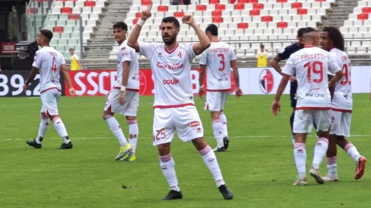 Il Bari col Cosenza pareggio amaro: 1-1 a quattro minuti dal termine. La squadra di Longo cresce e conquista i tifosi