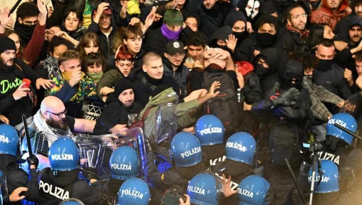 Corteo a Firenze, cariche sul ponte Santa Trinita. I manifestanti bloccano la tramvia alla stazione