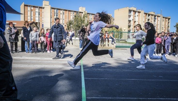 La strada trasformata in una pista di atletica, così allo Sperone i bambini fanno sport. Ed è festa