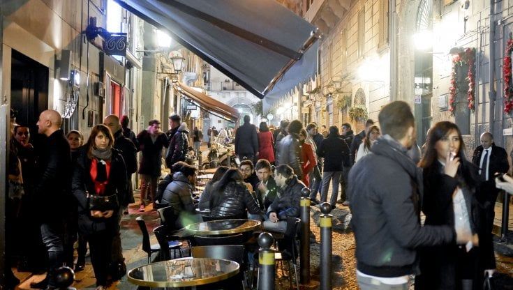 Napoli, arriva la stretta sulla movida: stop all'asporto di bevande dopo mezzanotte