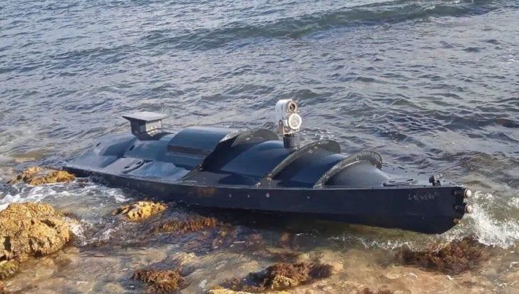 Un misterioso drone subacqueo, arma segreta degli ucraini trovata alla deriva nelle acque della Crimea