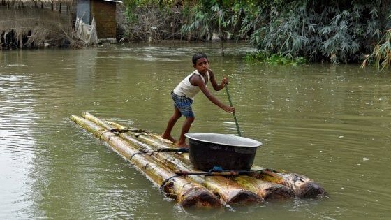 Inondazioni e frane si abbattono sul Nord-Est dell'India: 200 vittime e 4 milioni di sfollati
