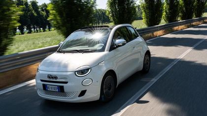 Fiat 500 Hybrid Dolcevita cabrio e 600 Turbo 100: l’emozione è il cambio manuale a 6 marce