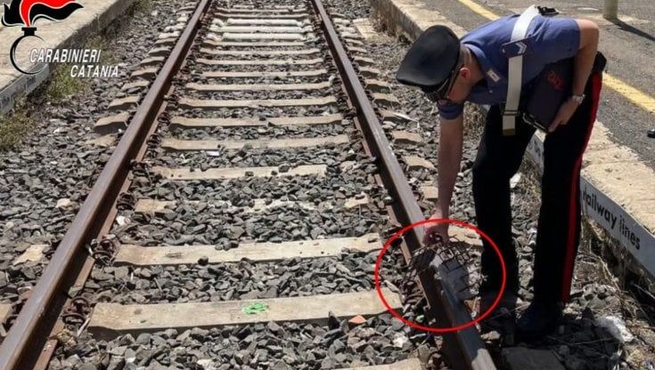 Tentano di fare deragliare un treno, denunciati sei minorenni a Grammichele
