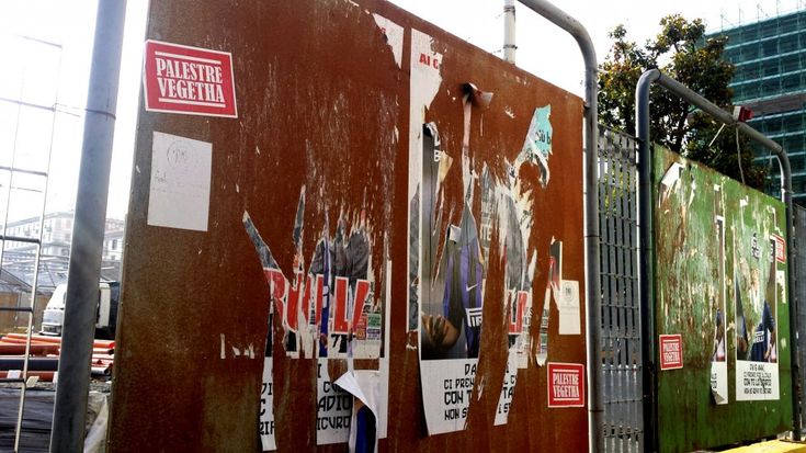 De Magistris con la maglietta dell'Inter, via i manifesti a tempo di record