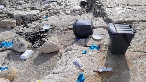 Bari, bidoni della differenziata rovesciati sugli scogli di Santo Spirito: "Uno scempio"