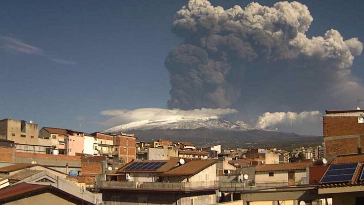 Etna, nuova attivit&agrave; stromboliana: colonna di fumo alta 3 km