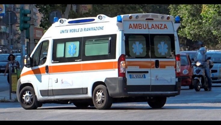 Incidente mortale a Cigliano, auto tra i rovi e autista sbalzato fuori  
