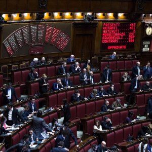 Corruzione, passa la legge sui "whistleblower" con i voti M5S e Pd