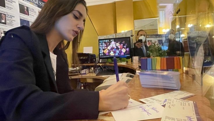 Napoli, l'influencer Valeria Angione al botteghino dell'Augusteo per salutare i fan