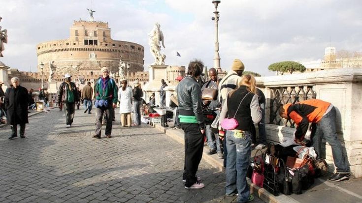 La guida di Louis Vuitton: “Romani lenti e indolenti per colpa dei sampietrini”