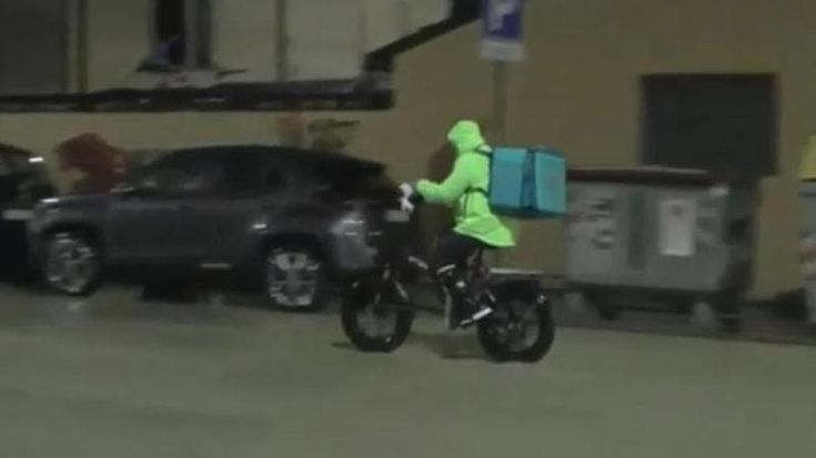 "Costretti a lavorare durante l'alluvione, rider messi a rischio". L'esposto contro le aziende di food delivery