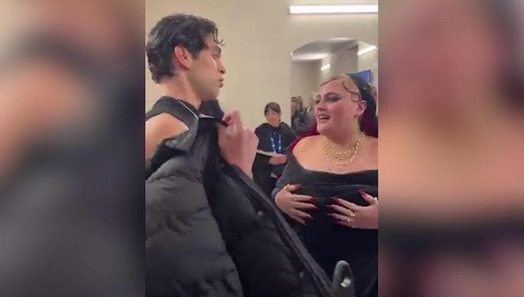 Mahmood e BigMama scherzano dietro le quinte dell'Ariston, poi lui viene chiamato sul palco e cambia espressione