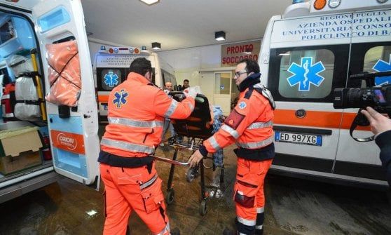 Bari, finisce contro una vetrata della sua abitazione: madre ventenne muore dissanguata