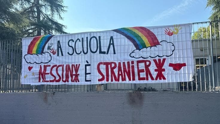 Striscione “Nessuno è straniero” strappato di nuovo alle scuole don Milani a Casalecchio