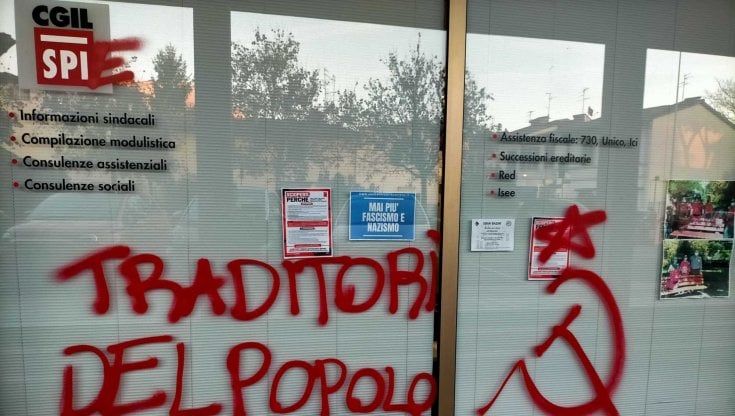 Imbrattata con scritte offensive la sede Spi Cgil. Nardella: "Inaccettabile"
