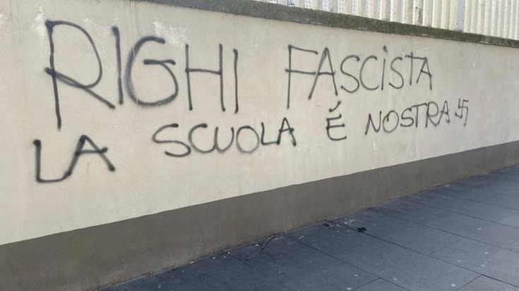 “Righi fascista, la scuola è nostra”, il liceo devastato da vandali neri