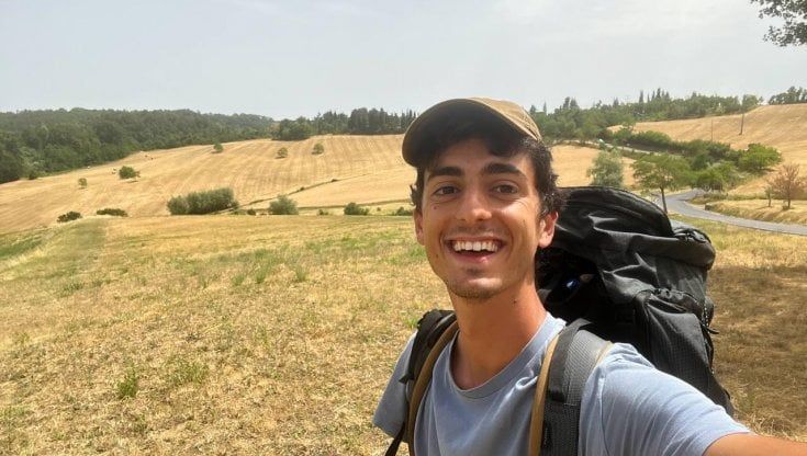 Sclerosi multipla, Matteo in cammino da Milano a Roma per raccogliere fondi fa tappa in Toscana