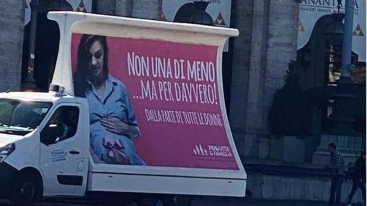 "L'aborto è come il femminicidio": sui cartelloni l'attacco di ProVita & Famiglia a Non una di meno alla vigilia dell’8 marzo