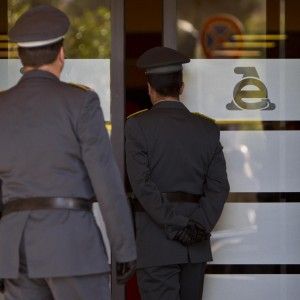 Varese, intascava i contributi delle badanti: imprenditore denunciato per 329 casi