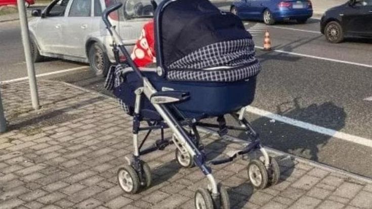 Rubano 4 mila euro in gioielli e li nascondono nella carrozzina del figlio neonato: fermati