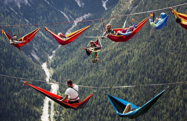 Il riposo degli equilibristi: amache sospese sulle Alpi