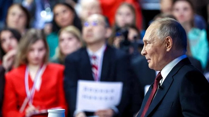 Di amore, alieni e altri inganni: tutte le stranezze della conferenza stampa di Putin