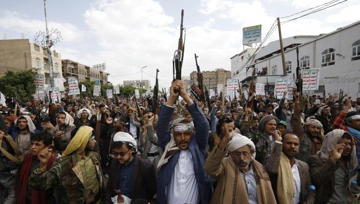 Arabia Saudita, i ribelli yemeniti Houthi attaccano un impianto della Aramco con droni e missili