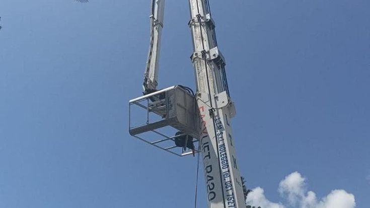 Pompei, si ribalta un carrello due operai volano giù: sono gravi