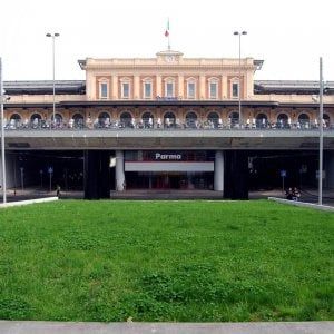 Parma, la mamma è al lavoro: bimbo di sei anni prende il treno da solo per vederla