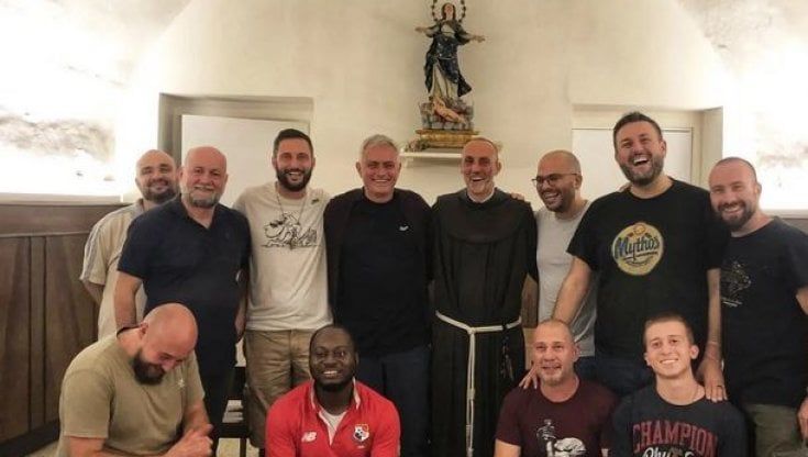 Lo Special One si chiude in convento: la visita di Mourinho ai Frati Francescani