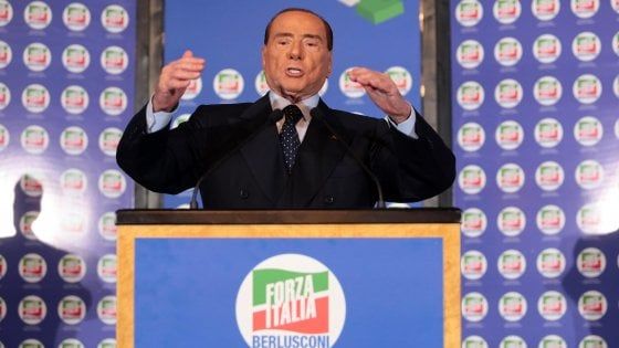 Forza Italia, Berlusconi l'incandidabile nel logo: "Una mossa da due milioni di voti"