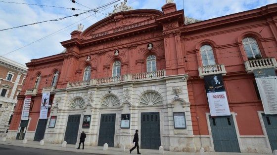 Bari, la beffa degli esuberi al Petruzzelli: niente criteri artistici, si salvano i musicisti che hanno figli
