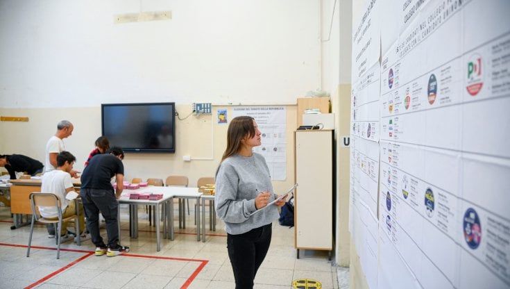 Seggi aperti, in Campania 4,5 milioni di cittadini al voto per eleggere 38 deputati e 18 senatori. Manfredi: allarme astensione