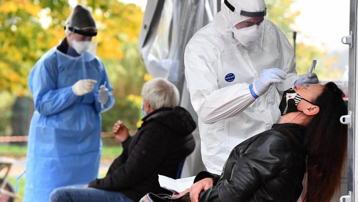 Covid, ecco la nuova ondata. Gli esperti: "Vedremo che impatto avrà senza più restrizioni"