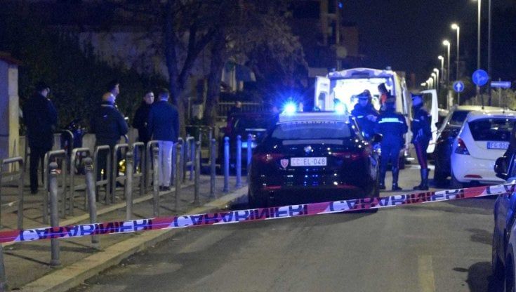 Spari in strada da una moto: ucciso davanti casa a 33 anni. Panico tra i residenti