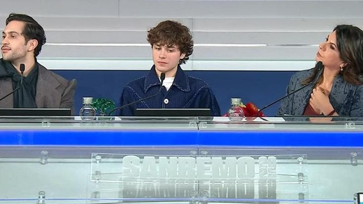 Sanremo 2025, la serata cover. Tony Effe: “La legge deve essere uguale per tutti”. E minaccia: “Se mi tolgono i gioielli canta Carlo Conti”